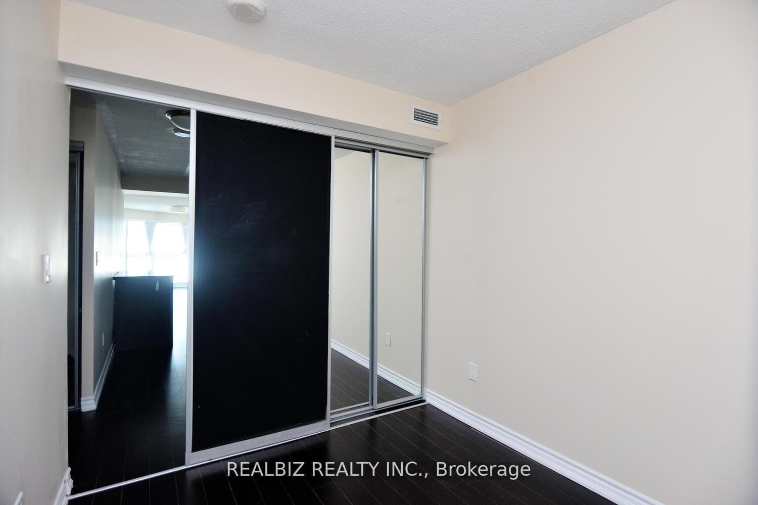 386 Yonge Street Unit 1516 photo 33