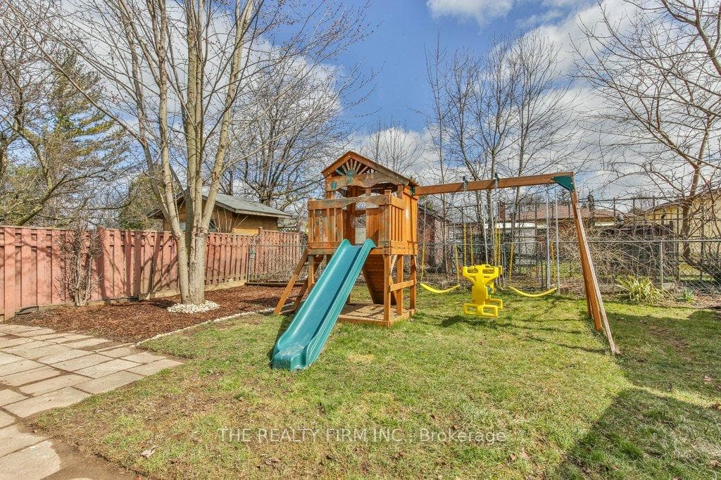 8 Barrett Crescent photo 37