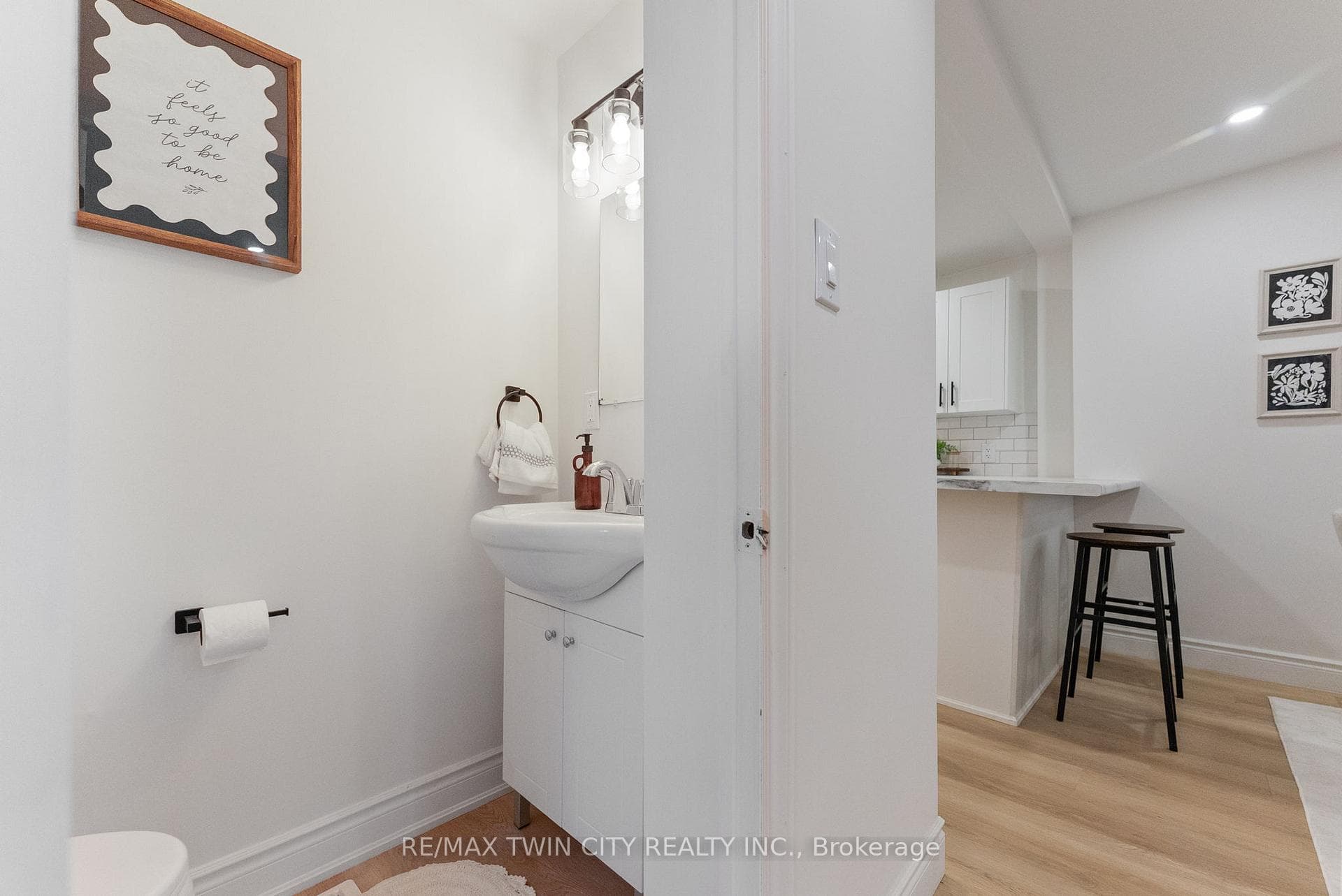 581 John Street photo 17