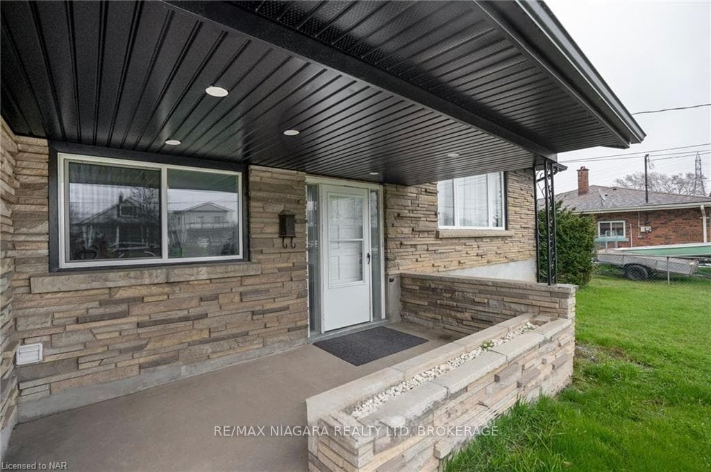 1075 Ontario Road photo 2