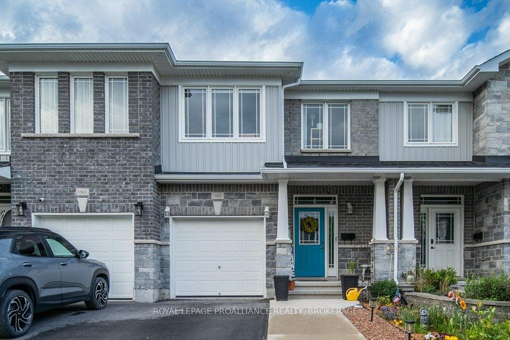 1560 Davenport Crescent photo 2