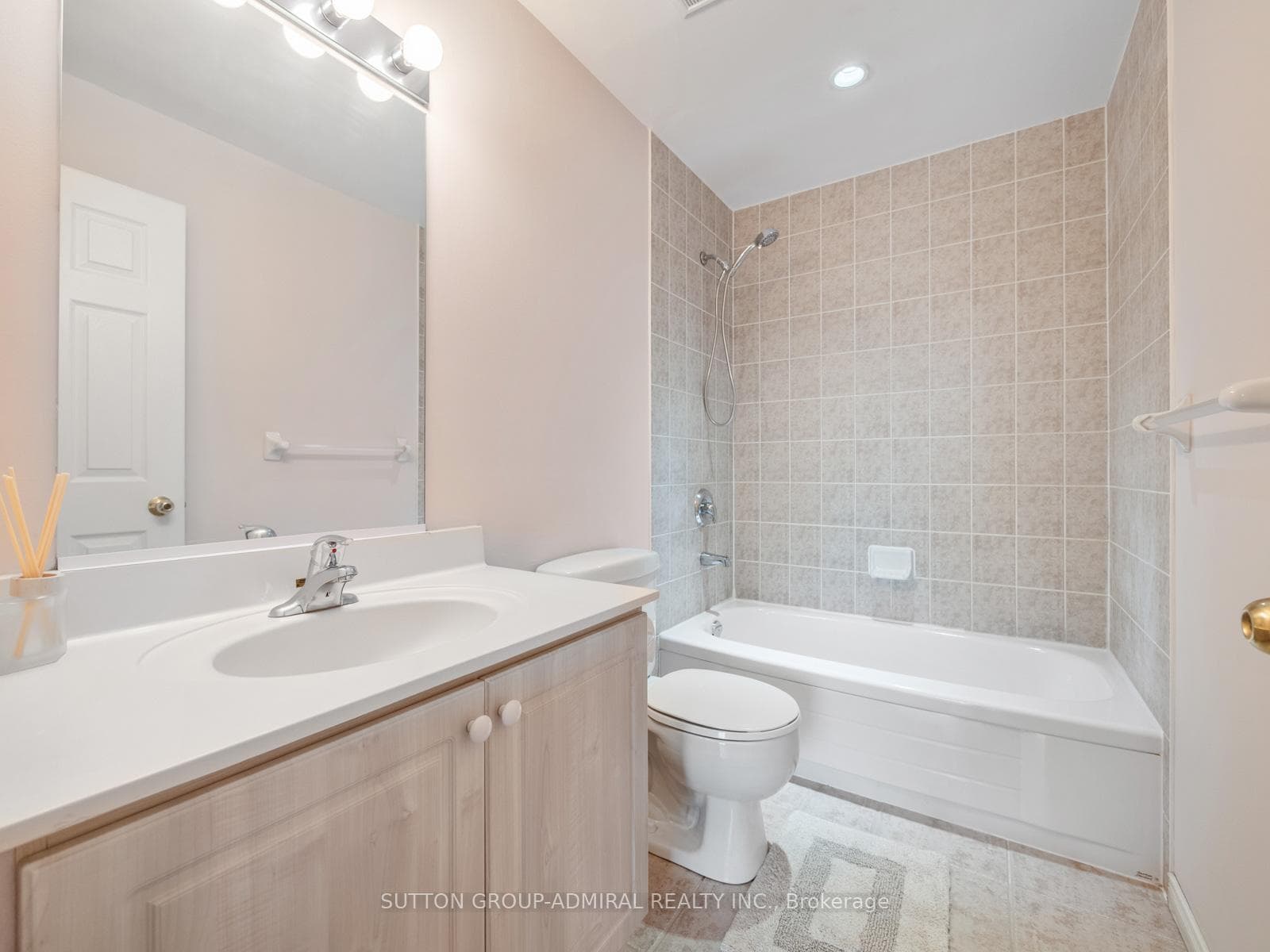 1 Maison Parc Court Unit 215 photo 13