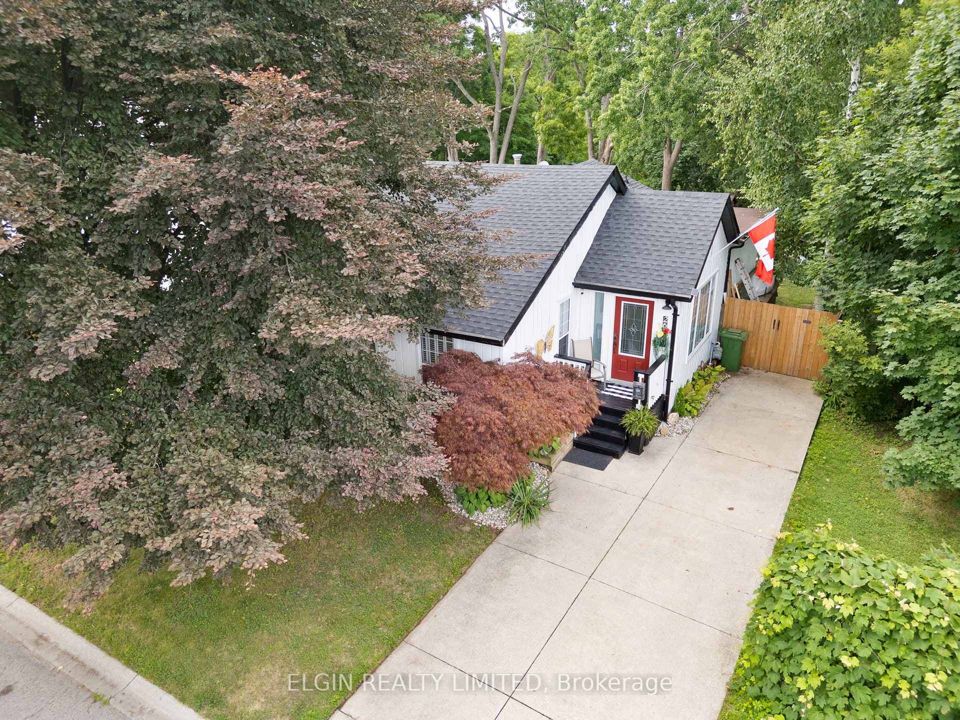 26 Oak Street photo 2