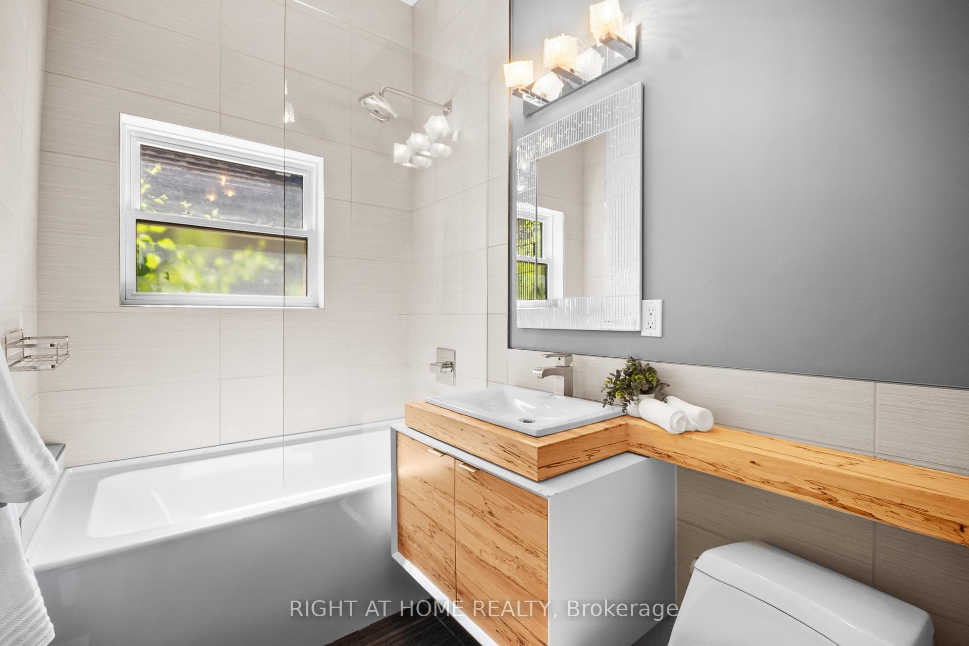 455 St James Street photo 12