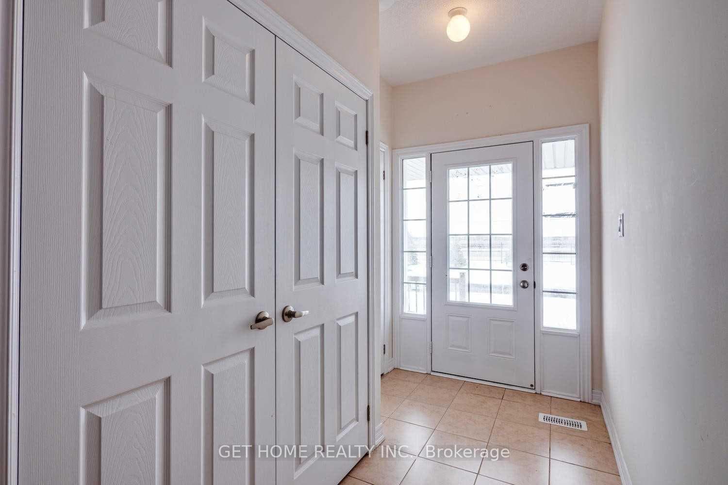 71 Lanark Circle Unit Upper photo 2