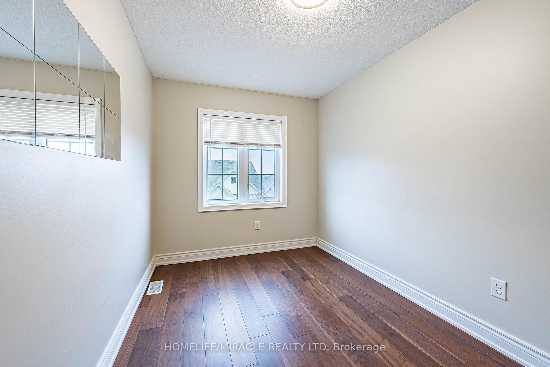 419 Rossland Road photo 33