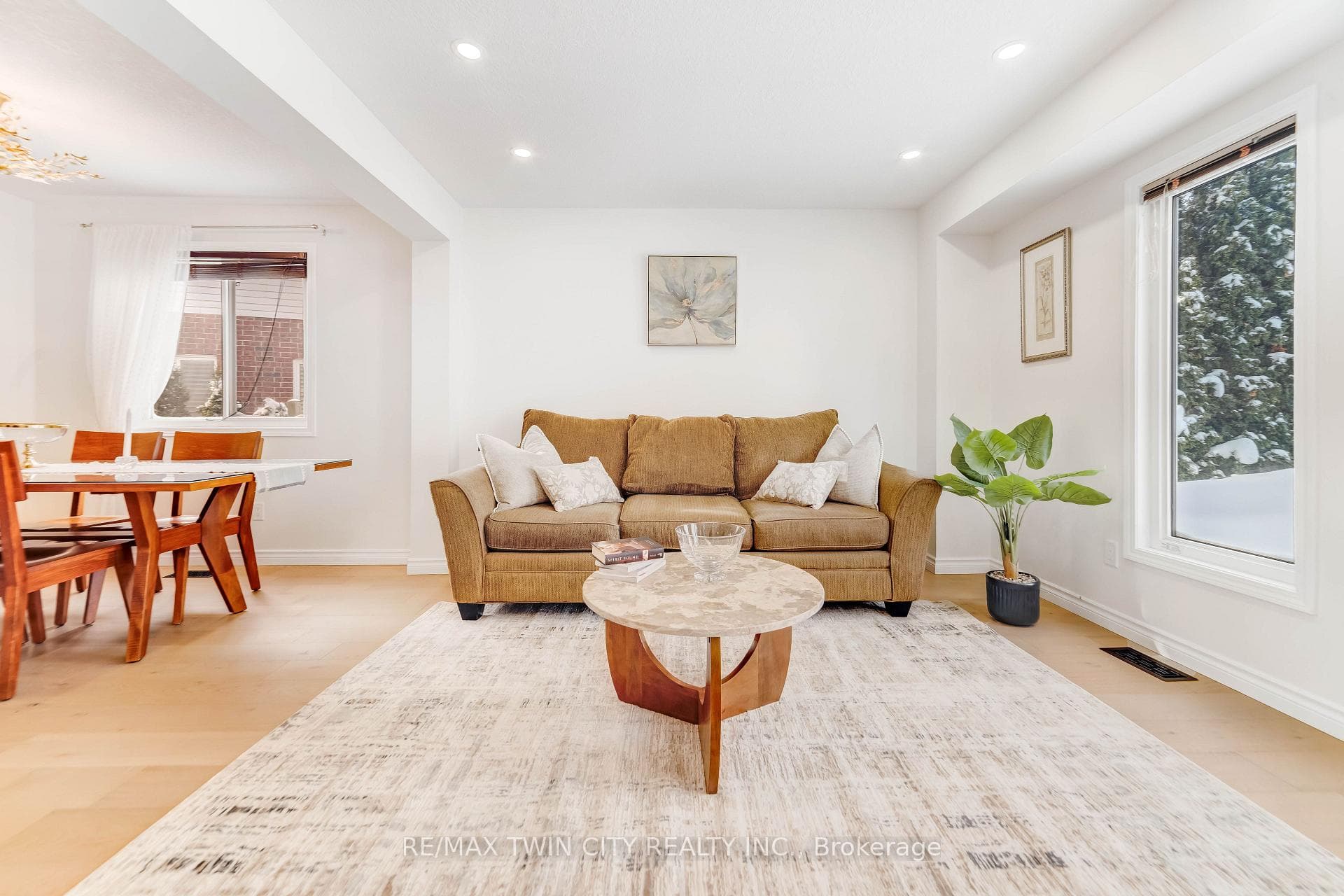 220 Lemon Grass Crescent photo 3