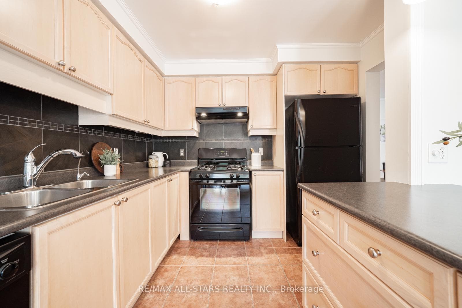 145 Dougherty Crescent photo 14
