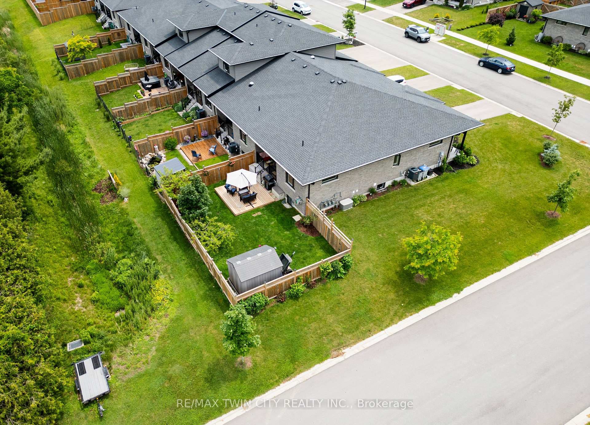 82 Rowe Avenue photo 36