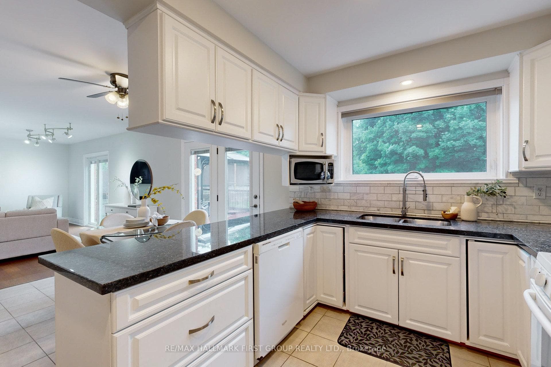 884 Sheppard Avenue photo 10