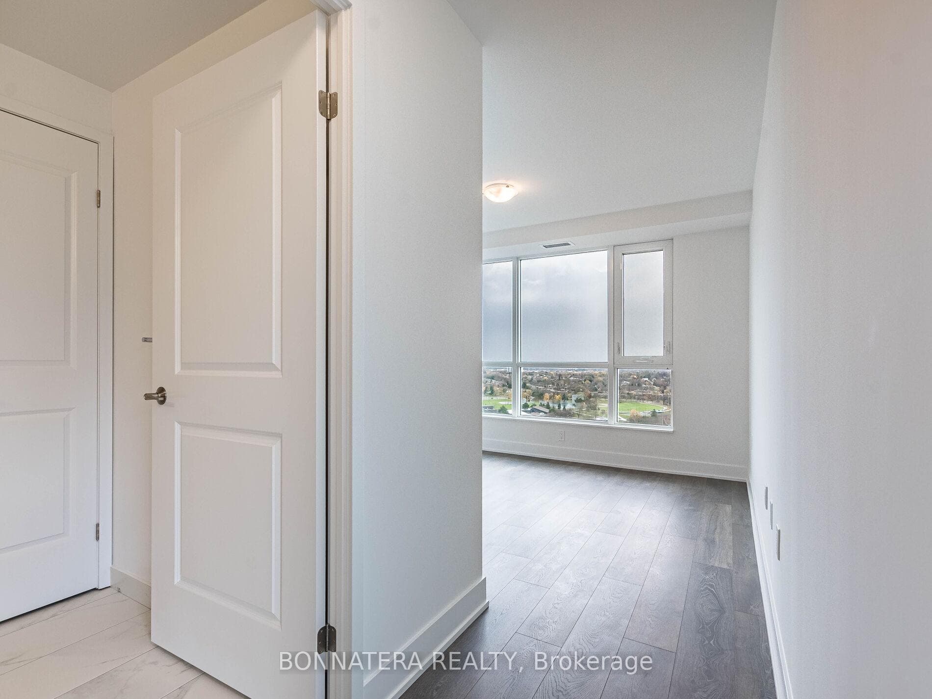 202 Burnhamthorpe Road Unit 1702 photo 19