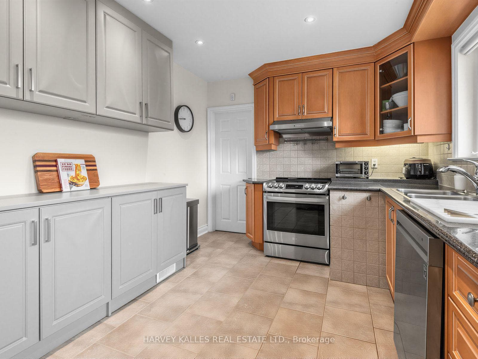 Counter area with Quartz Counter top