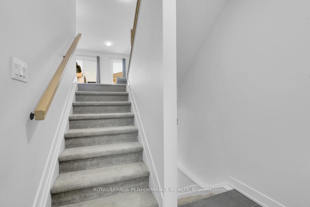 30 WHITCOMB Crescent photo 4