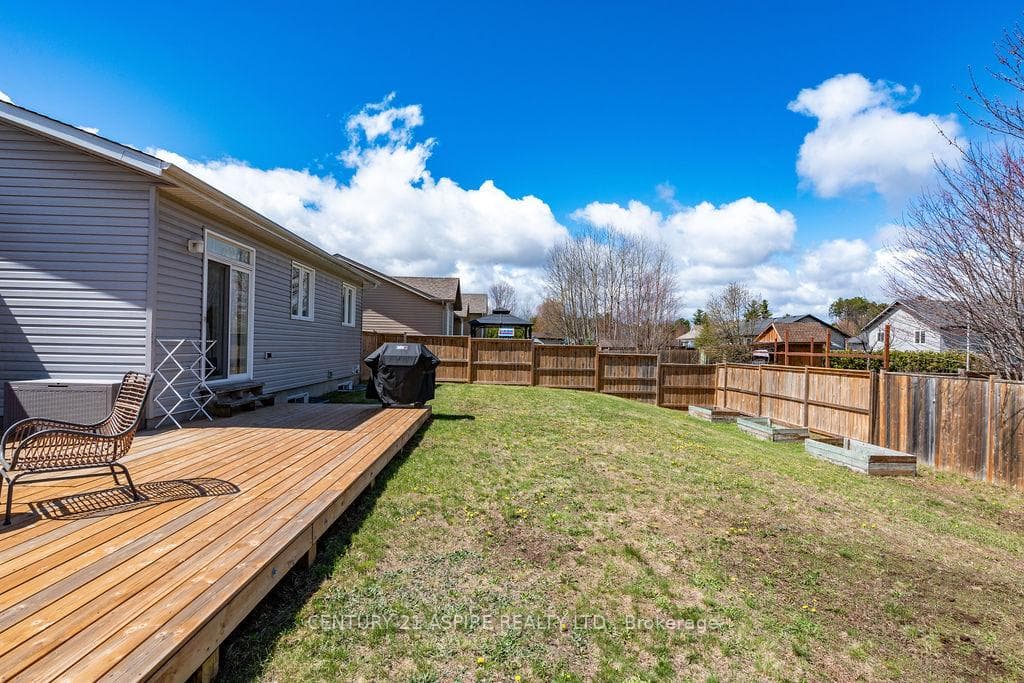 541 Gardner Crescent photo 39