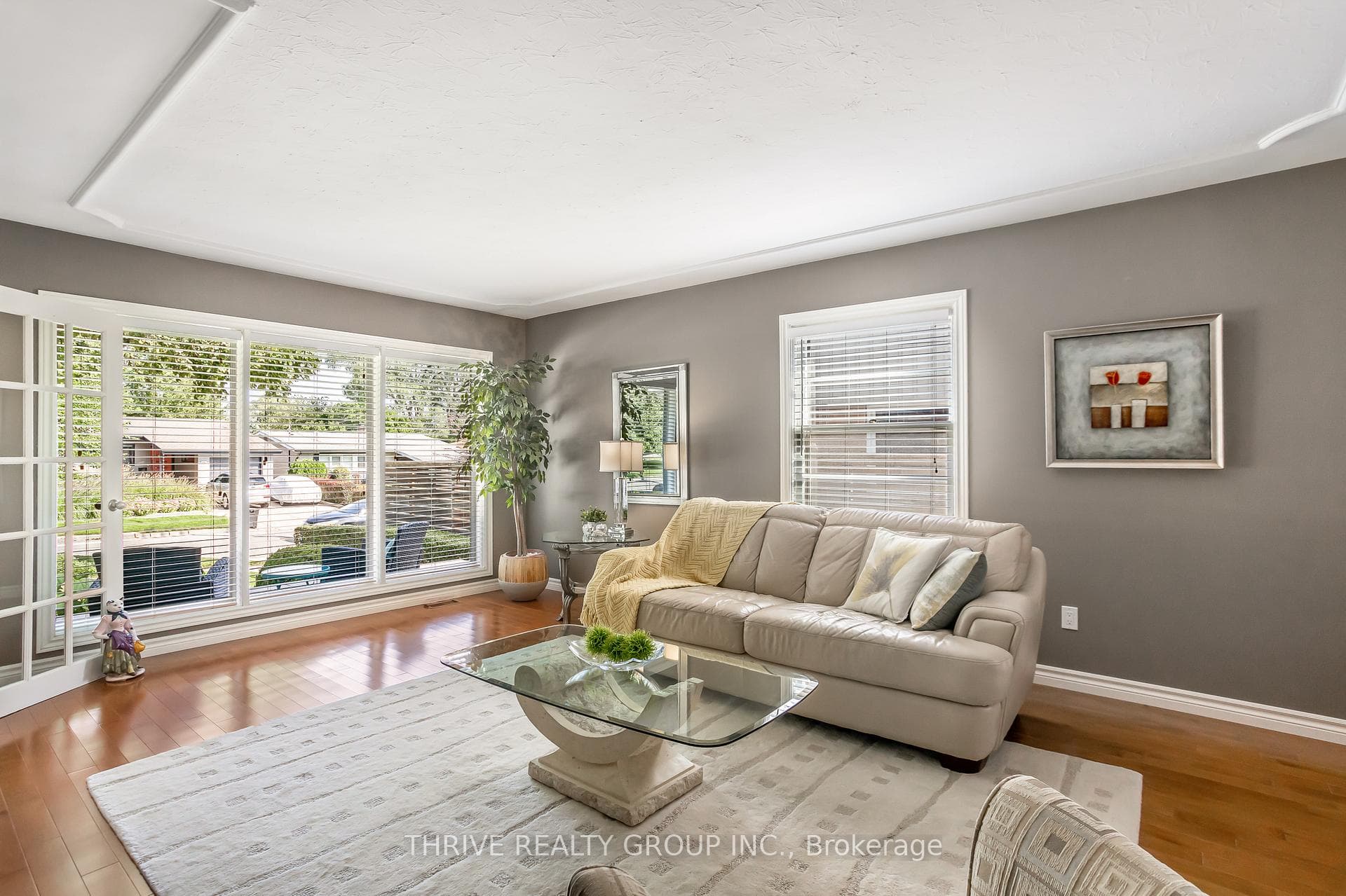 Floor to ceiling window makes livingroom so brigh