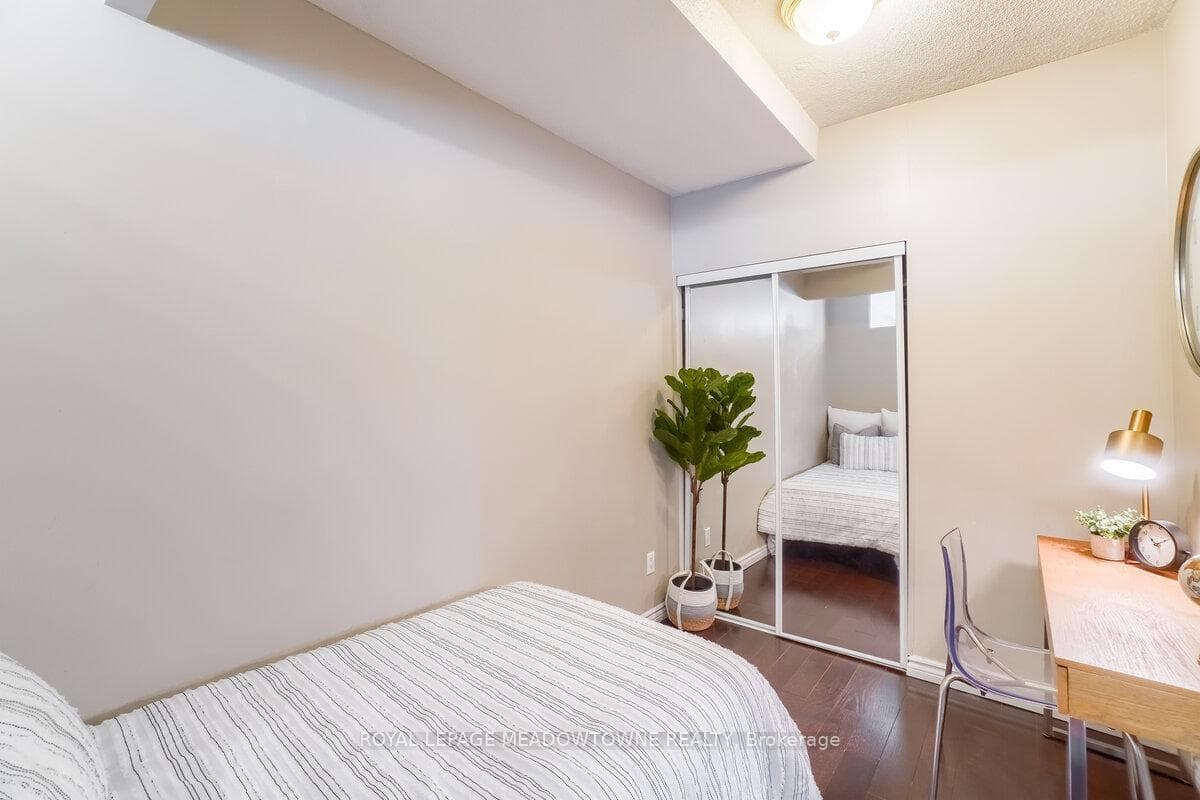 263 Wellington Street Unit 1101 photo 24