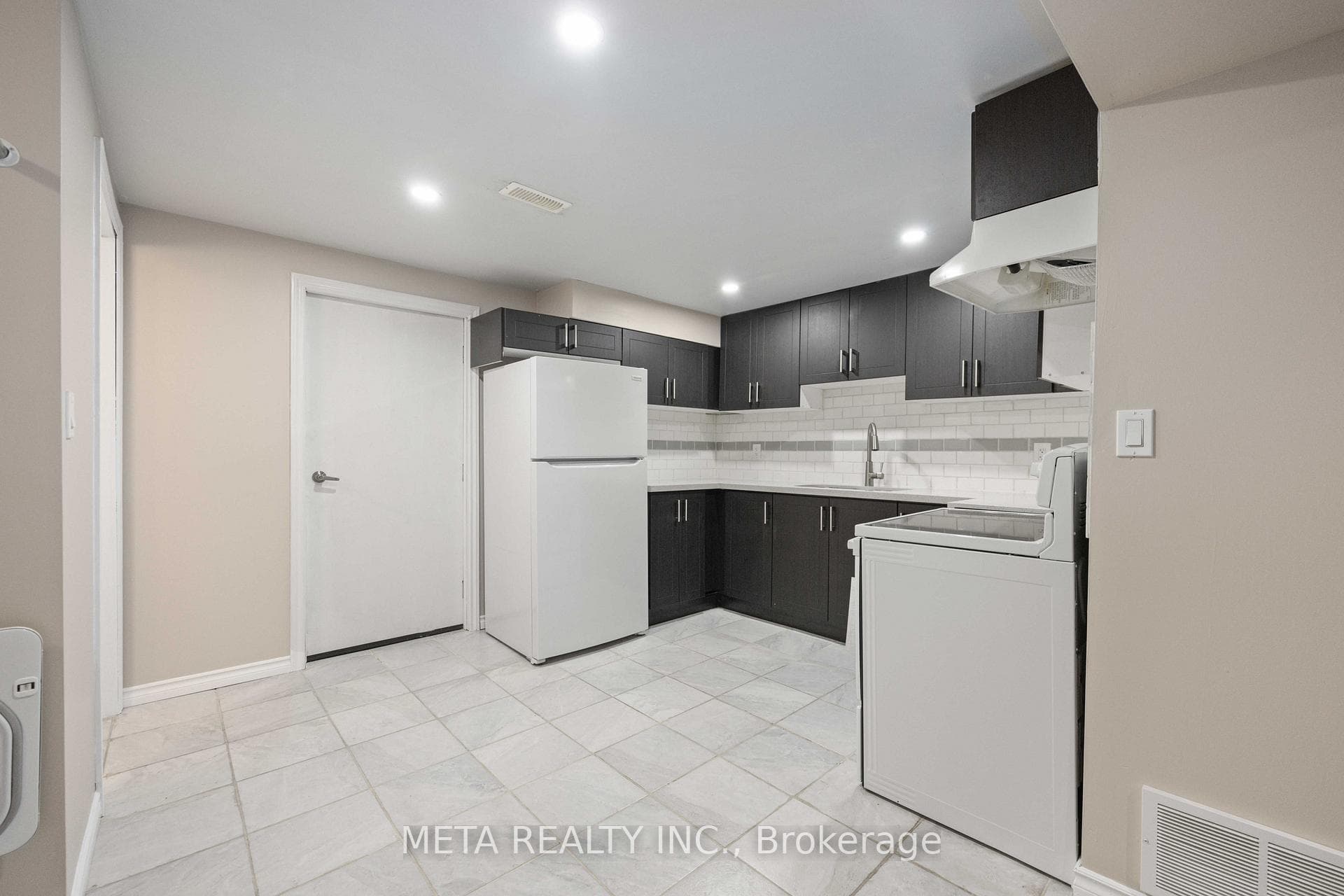 220 Bassett Boulevard Unit (Bsmt) photo 15