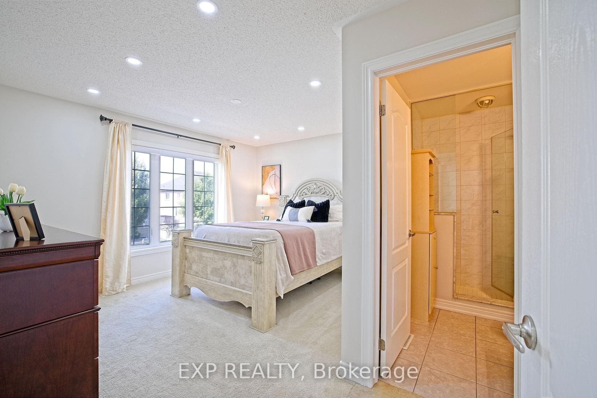 520 Dougall Avenue photo 45