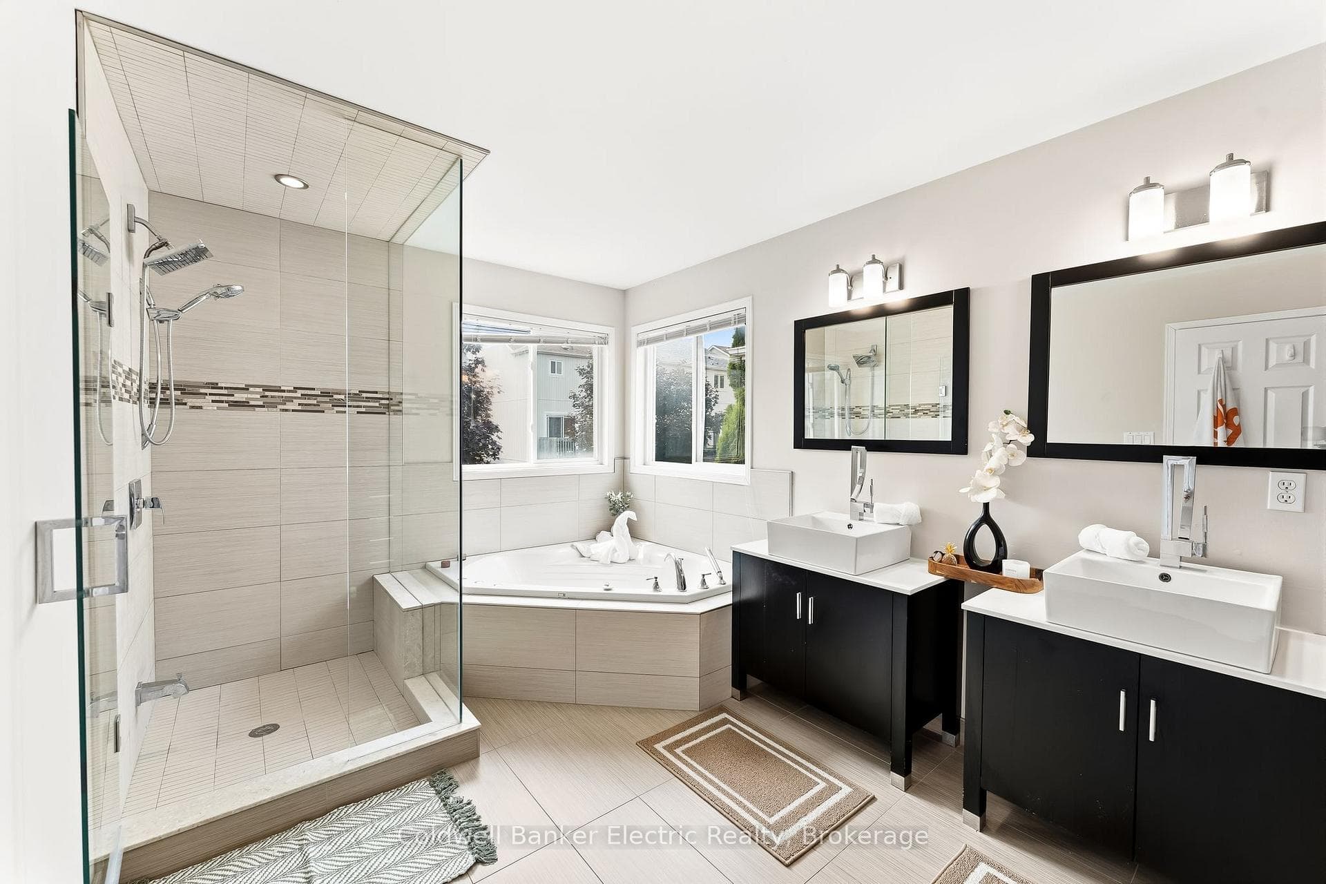 1407 Ashgrove Crescent photo 30