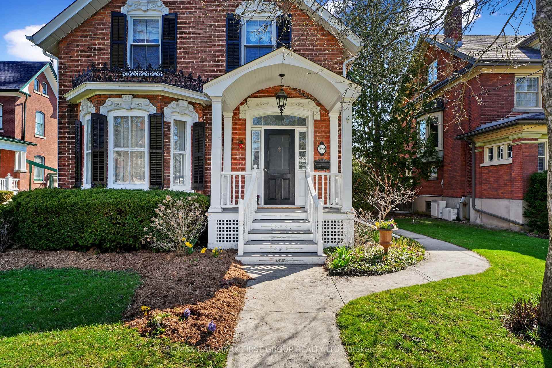 320 College Street photo 3