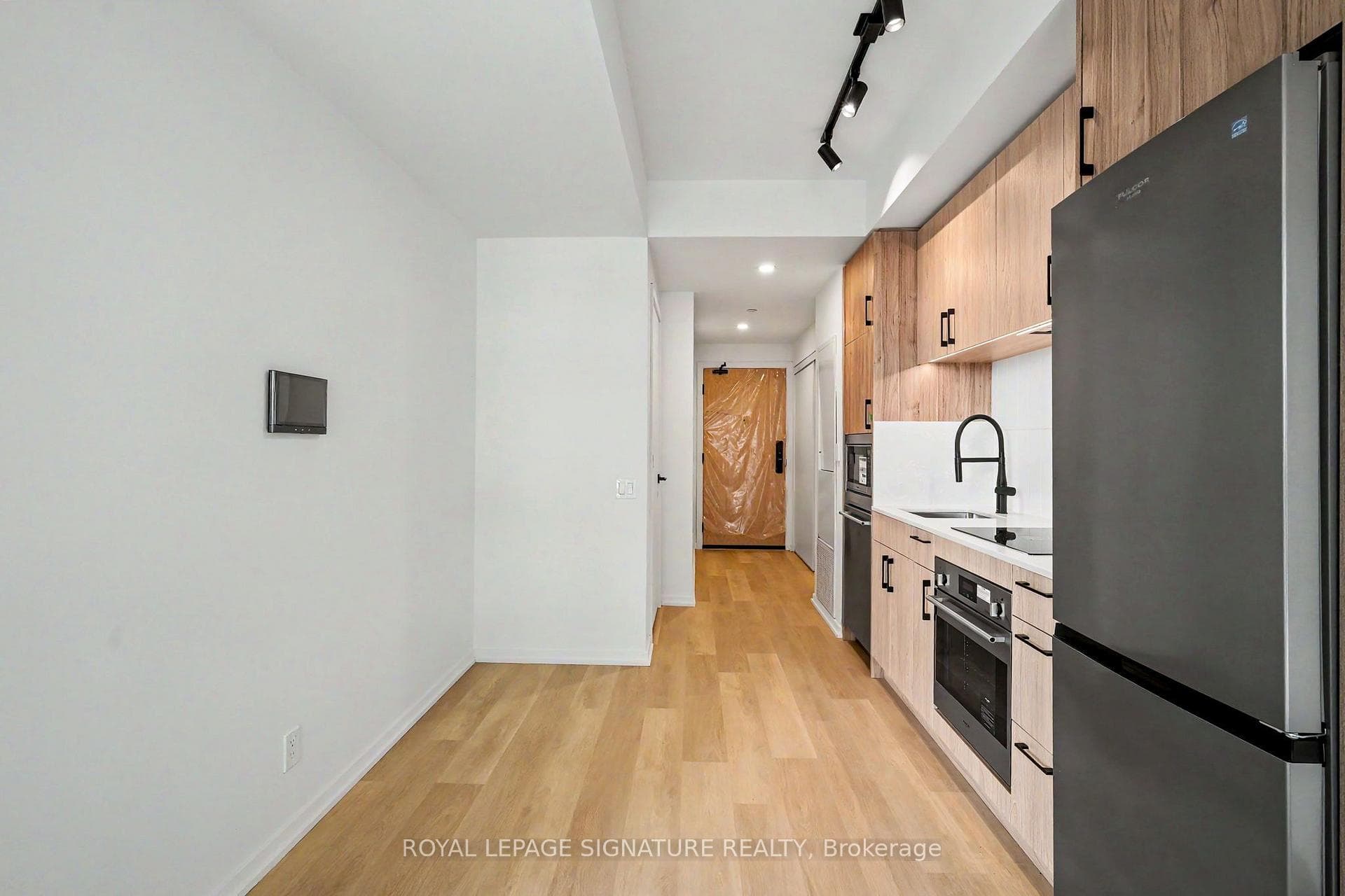 109 Erskine Avenue Unit 1610 photo 6