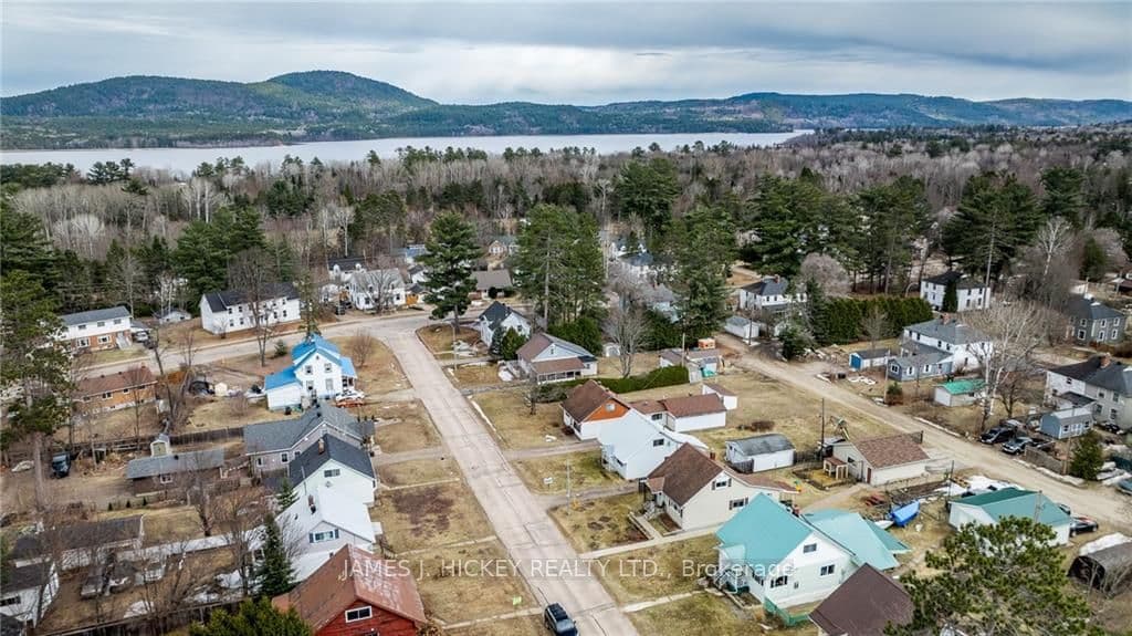 13 LAURENTIAN Street photo 29