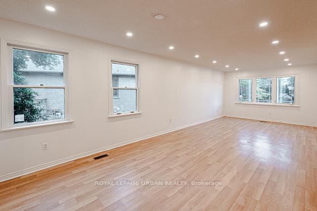 55 Blueking Crescent photo 5
