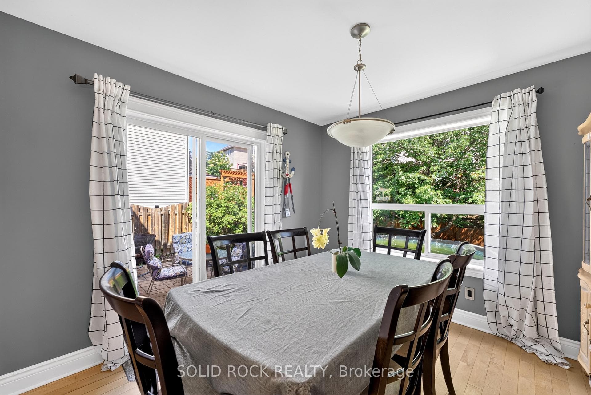Dinning room over look at the backyard