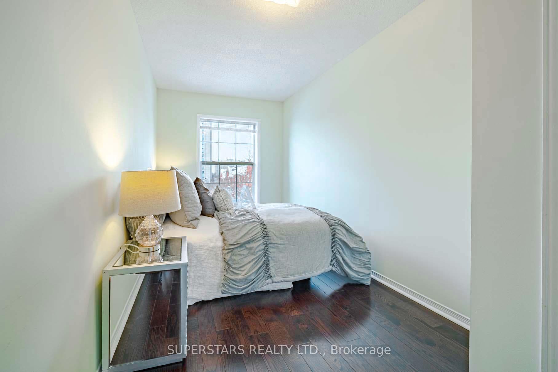 813 Sandhurst Circle photo 16