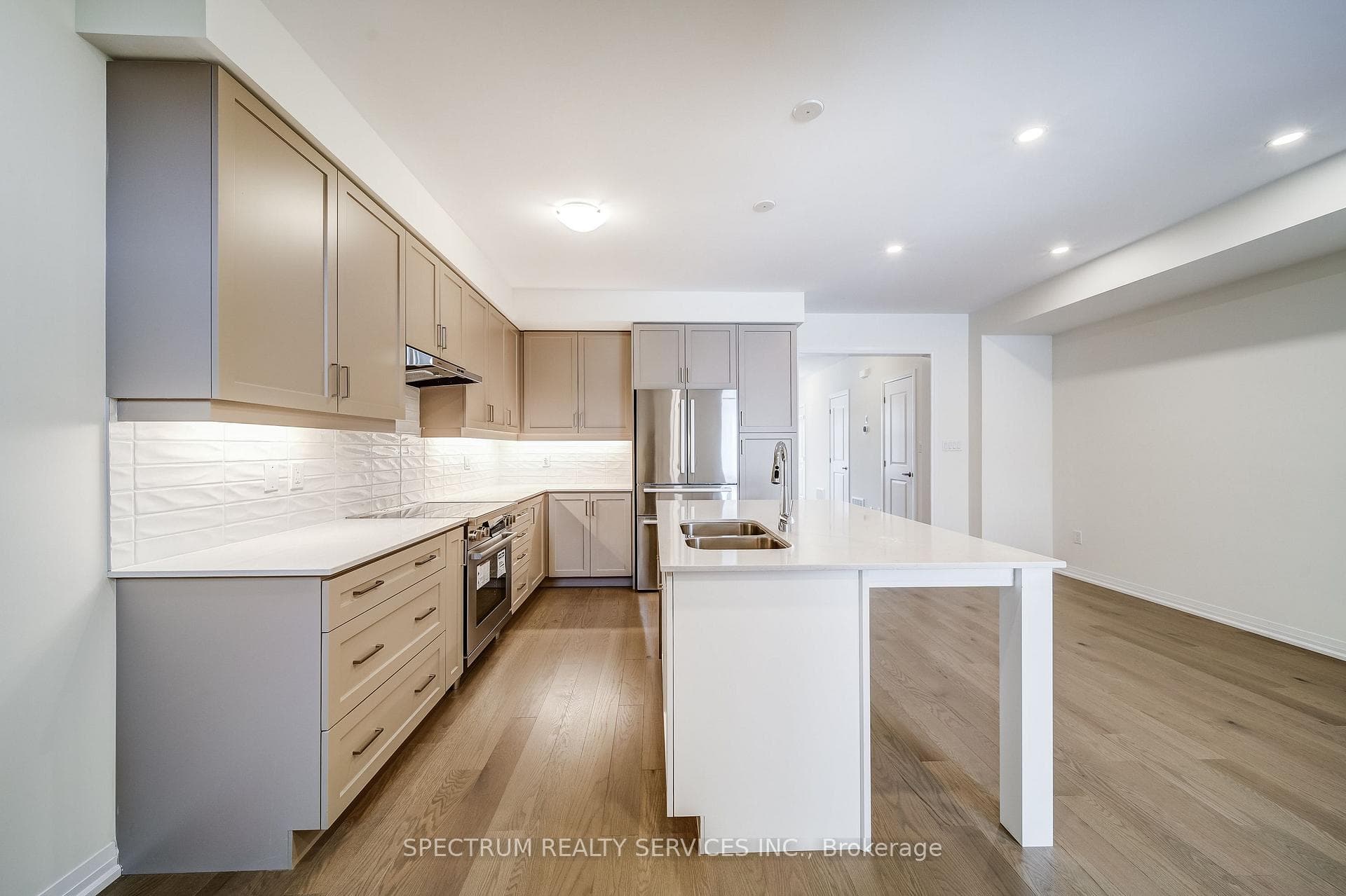 132 Adario Crescent photo 10