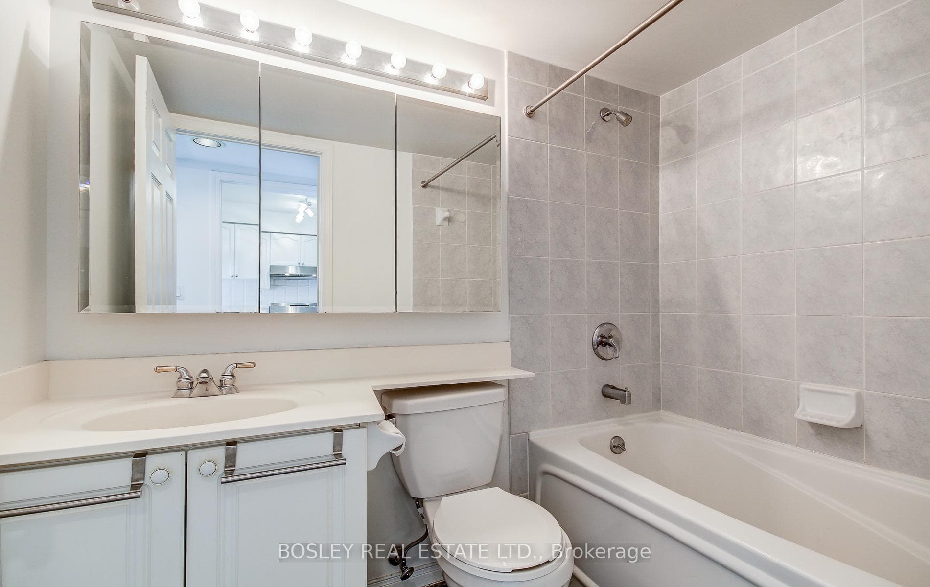 909 Bay Street Unit 2006 photo 16