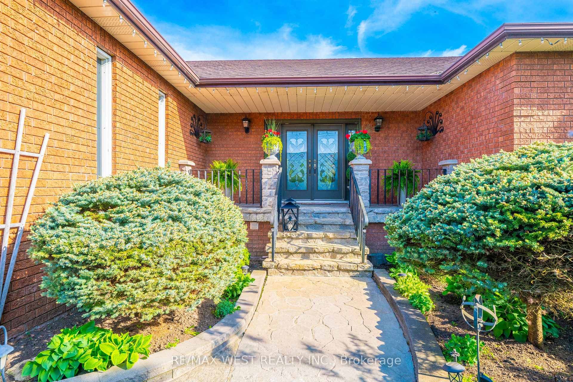 Inviting Stone Walkway To Your New Home
