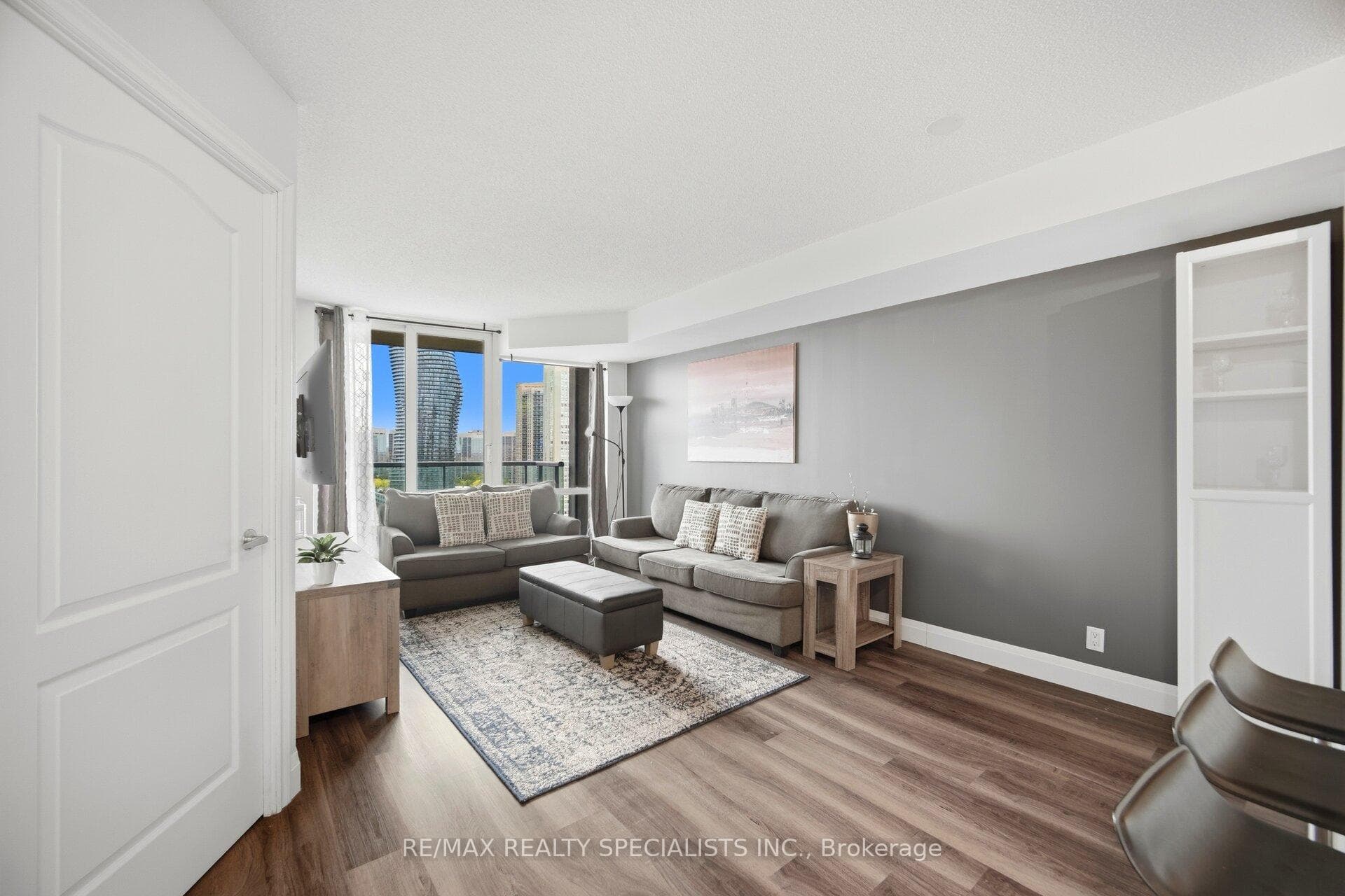 1 Elm Drive Unit 1810 photo 11