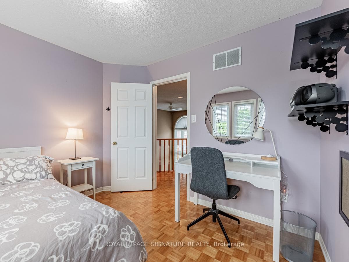 131 Butterfield Crescent photo 26