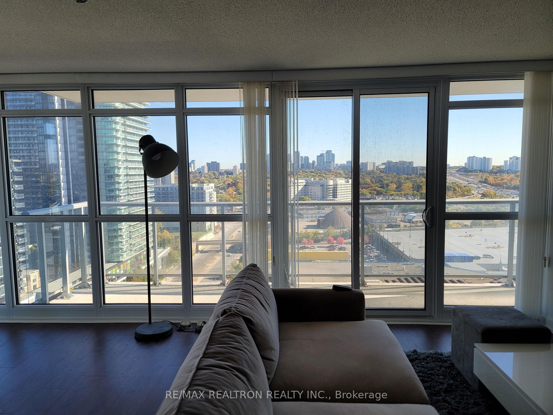 121 Mcmahon Drive Unit 1801 photo 6