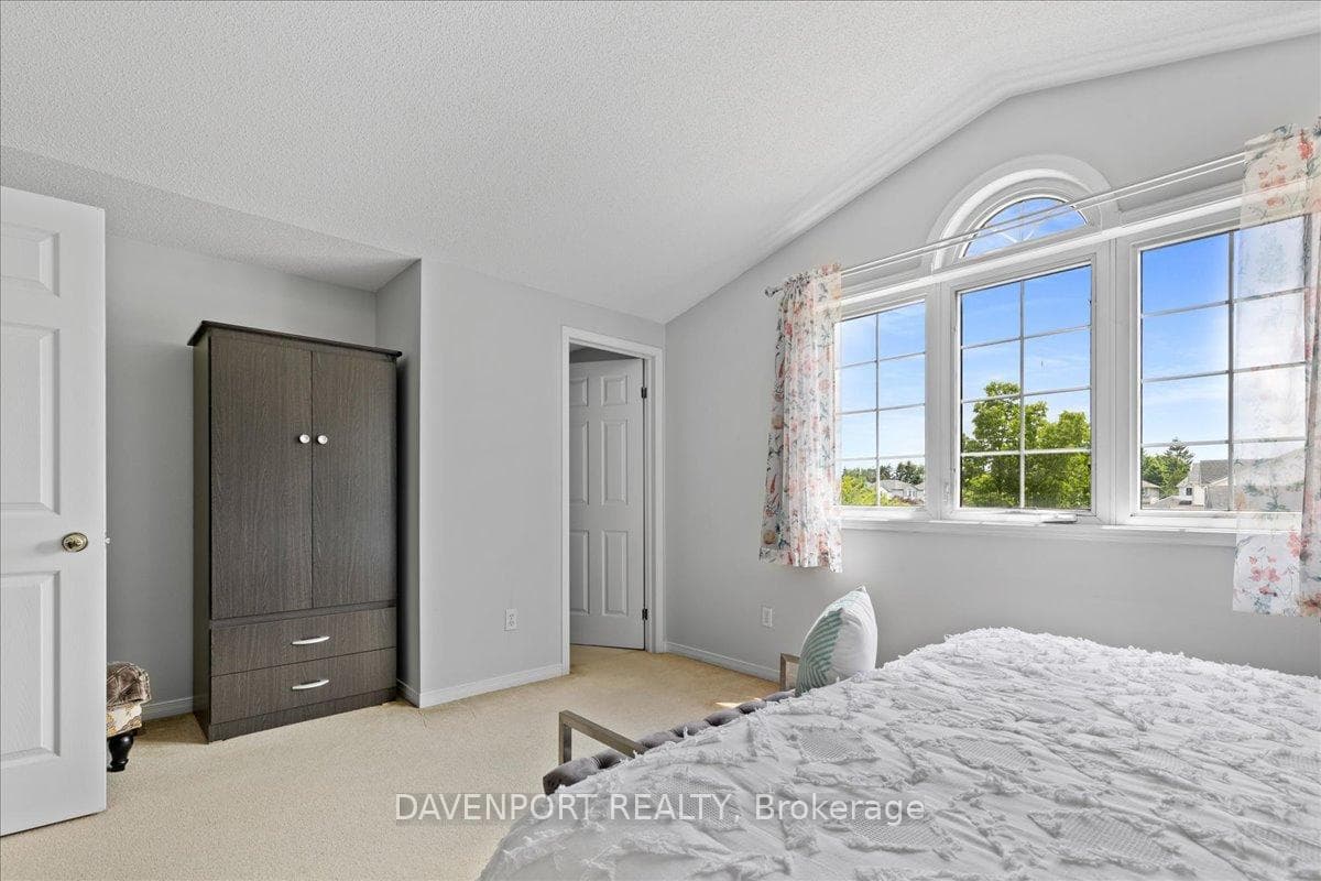 393 Westmeadow Drive photo 21