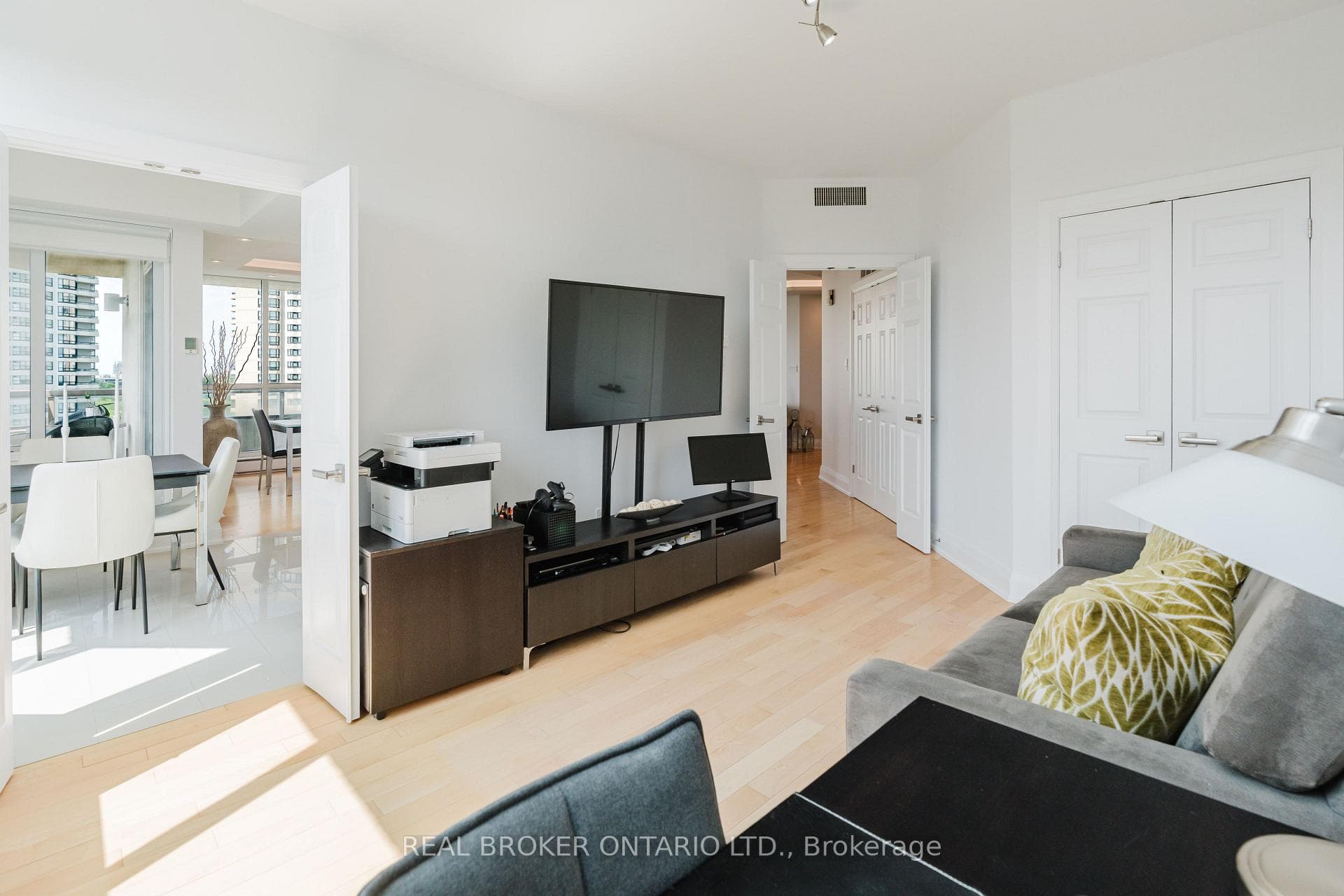 1480 Riverside Drive Unit 806 photo 16