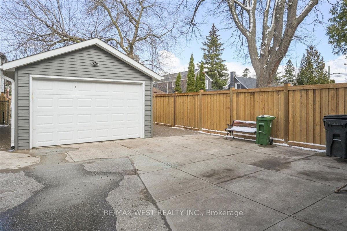 148 Barker Avenue photo 11