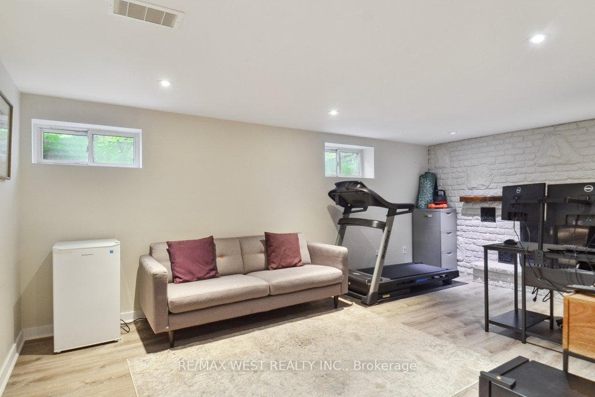 8 Macdonald Avenue photo 16