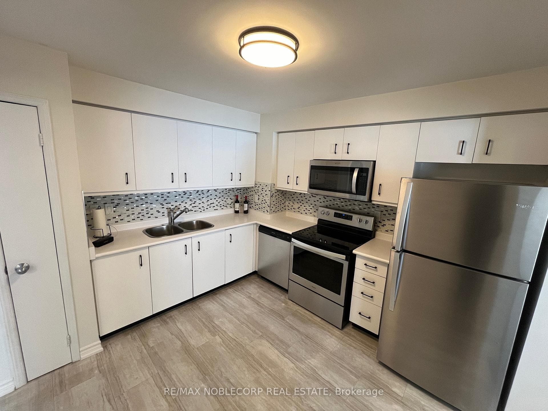 620 Gibney Crescent photo 2