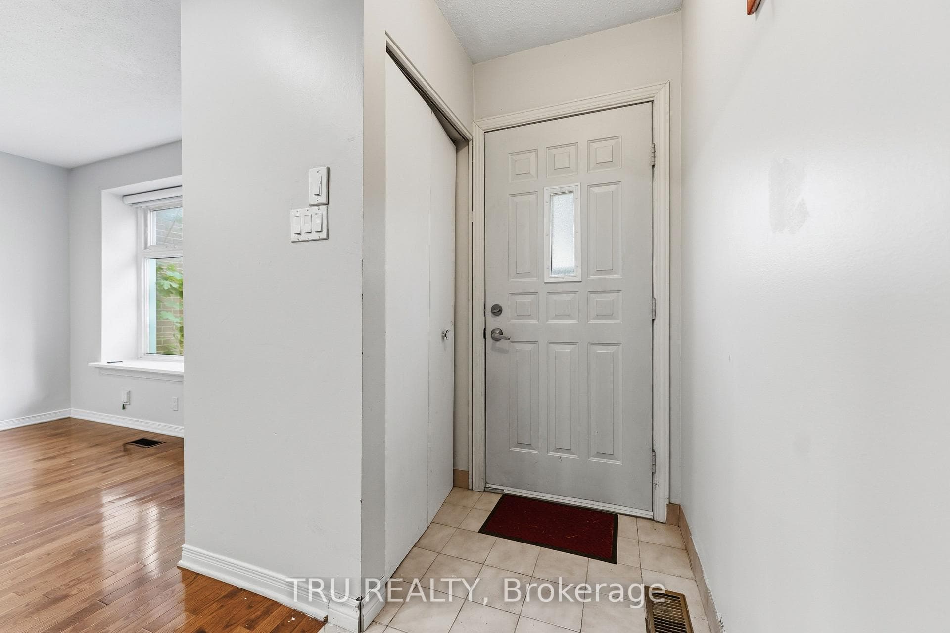 950 Meadowlands Drive photo 2