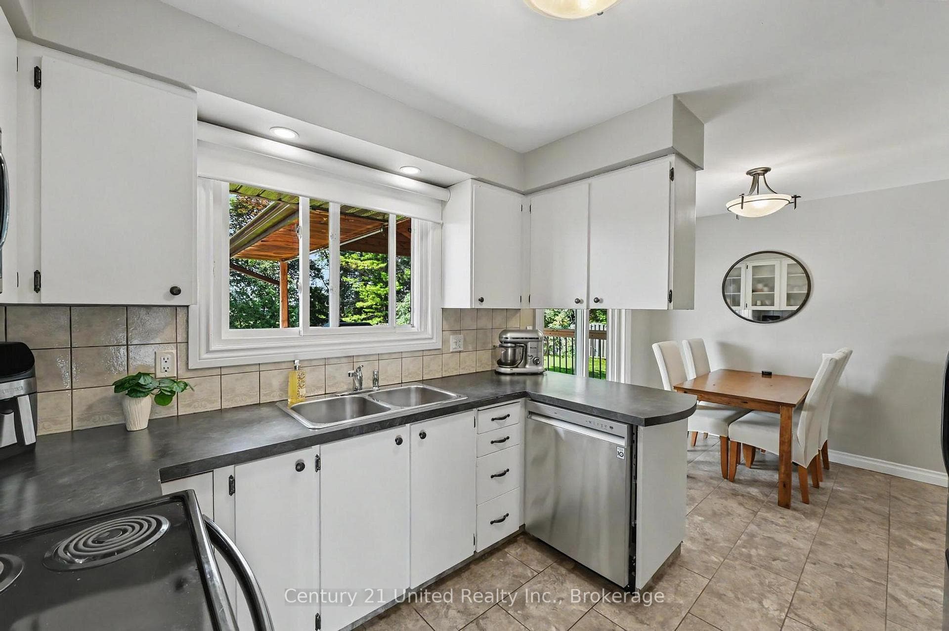 815 Stewart Drive photo 4