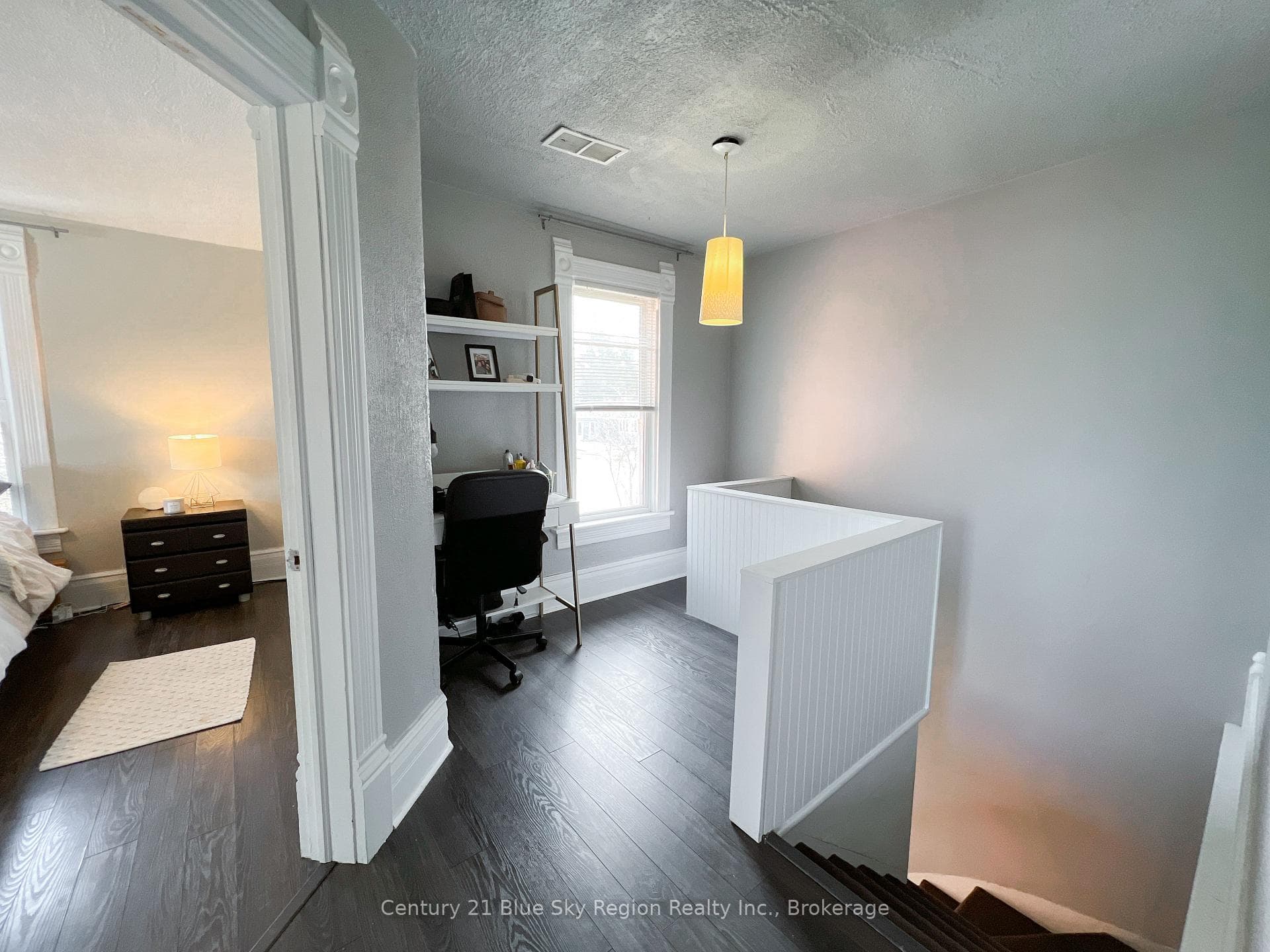 211 Edward Street photo 33