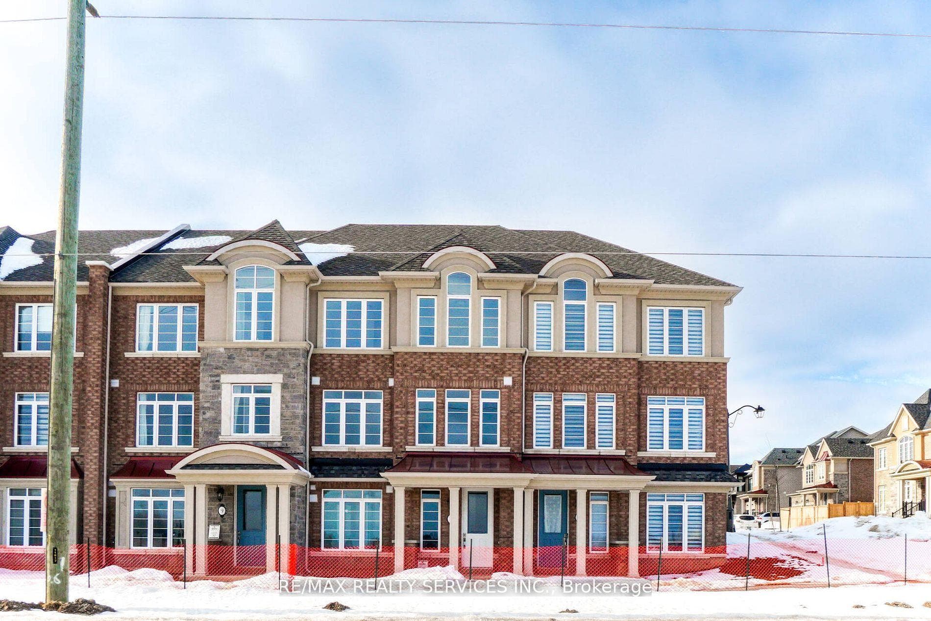 11 Burnhamthorpe Road photo 2