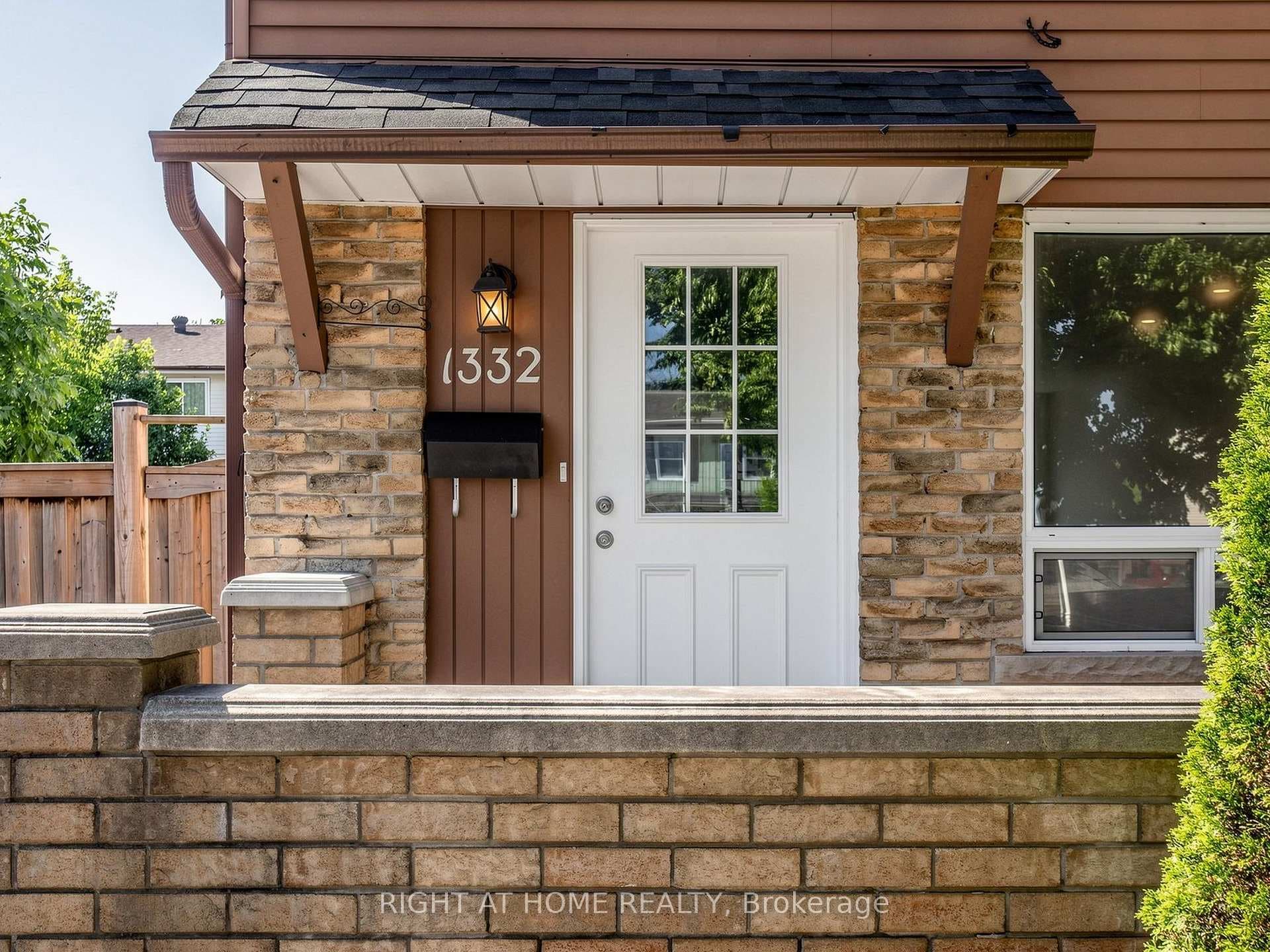 1332 Fenelon Crescent photo 3