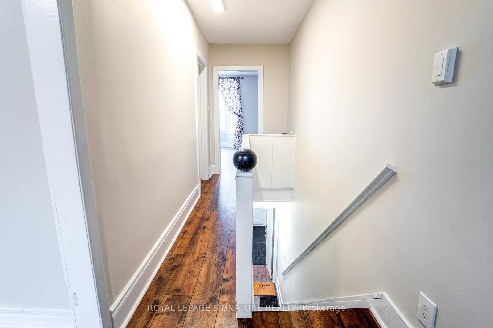 689 Pape Avenue Unit Upper photo 4