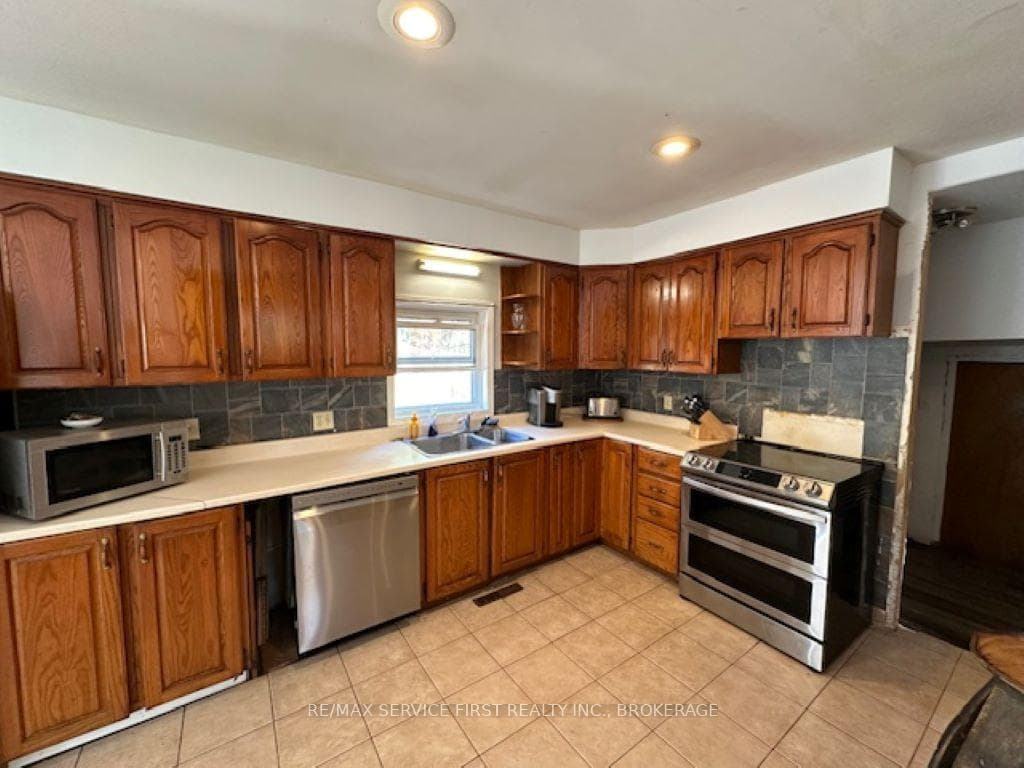 22 KING ST E N/A photo 9