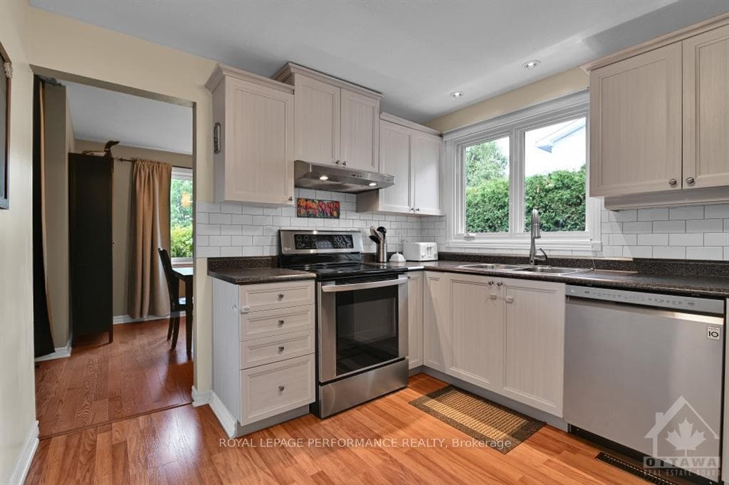 1837 CLOVERLAWN Crescent photo 8