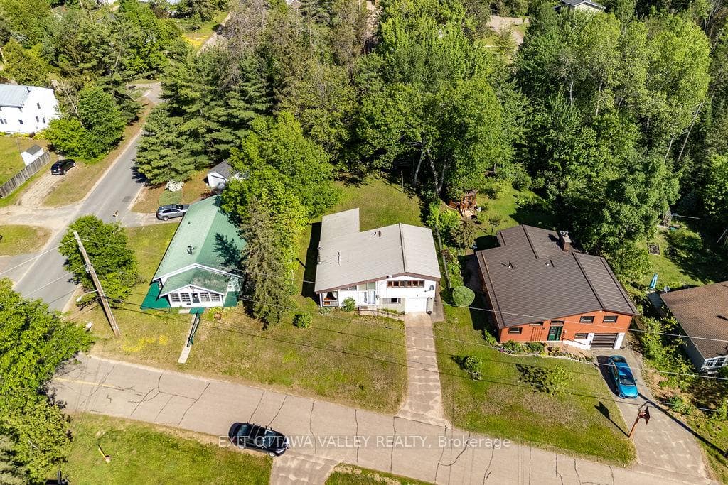 3 Newton Crescent photo 36
