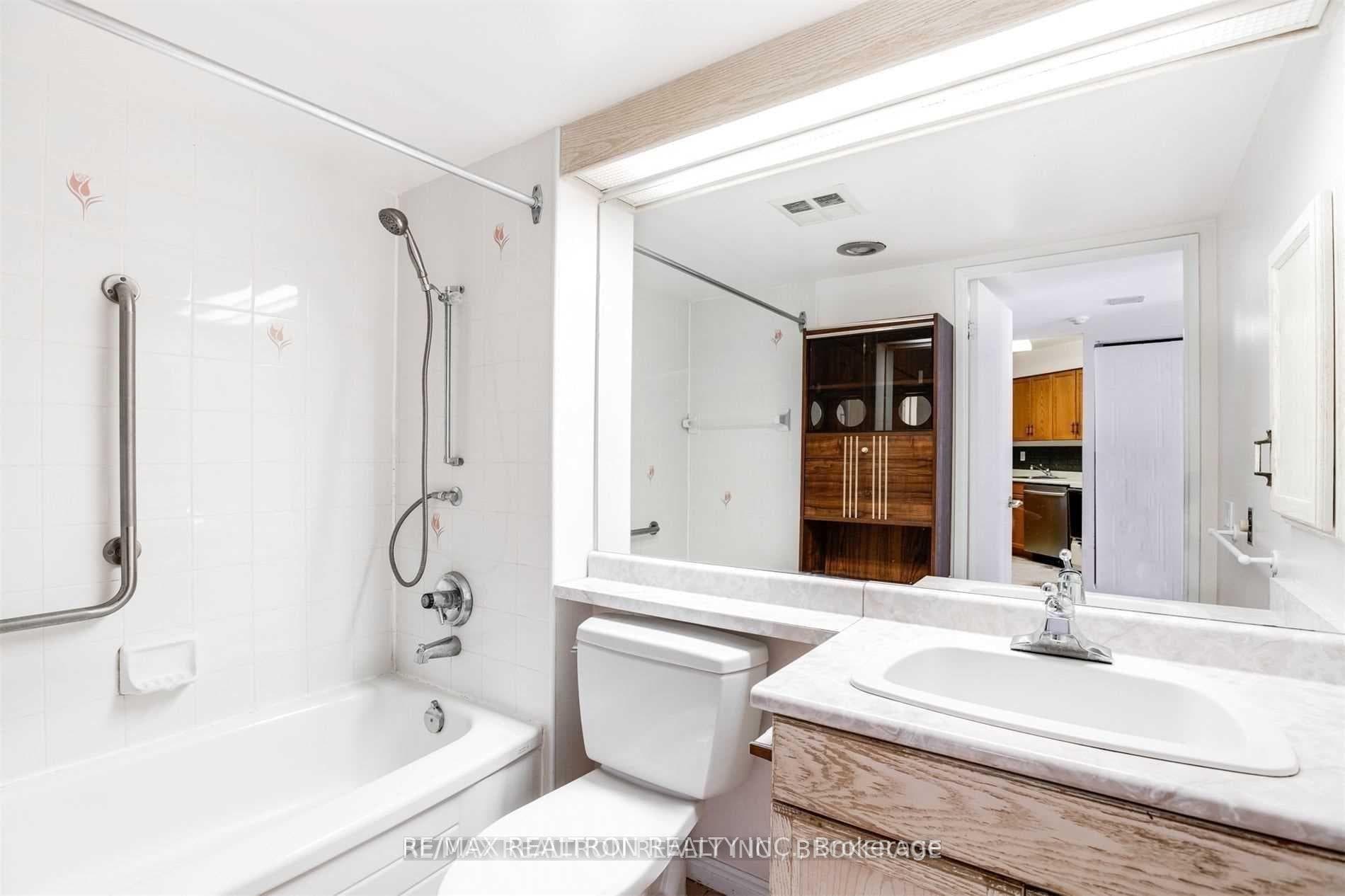 11 Thorncliffe Park Drive Unit PH17 photo 10